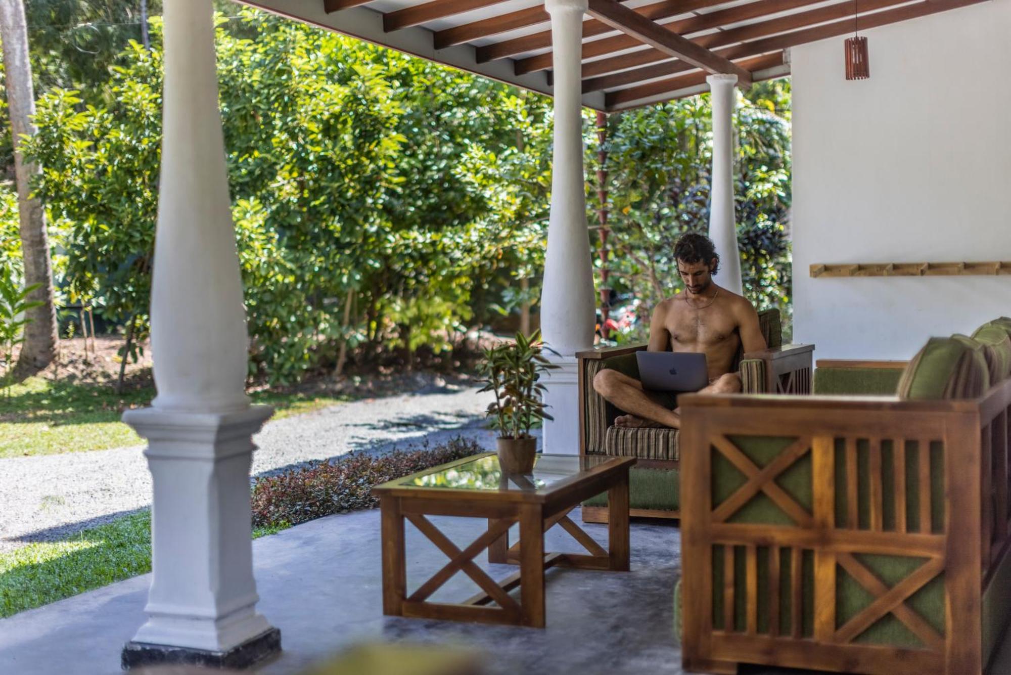 Makai Surf House Hotel Ahangama Exterior photo