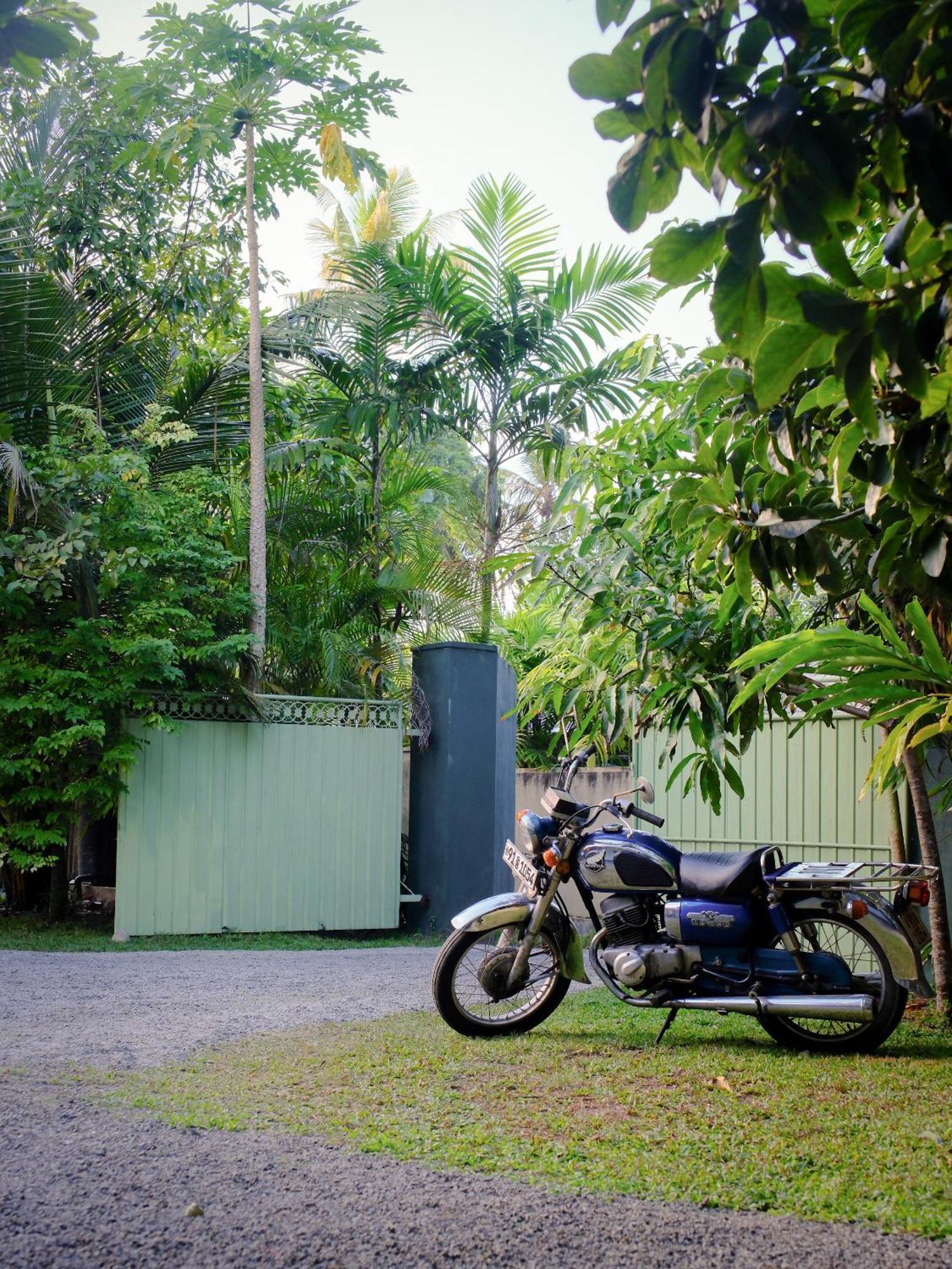 Makai Surf House Hotel Ahangama Exterior photo
